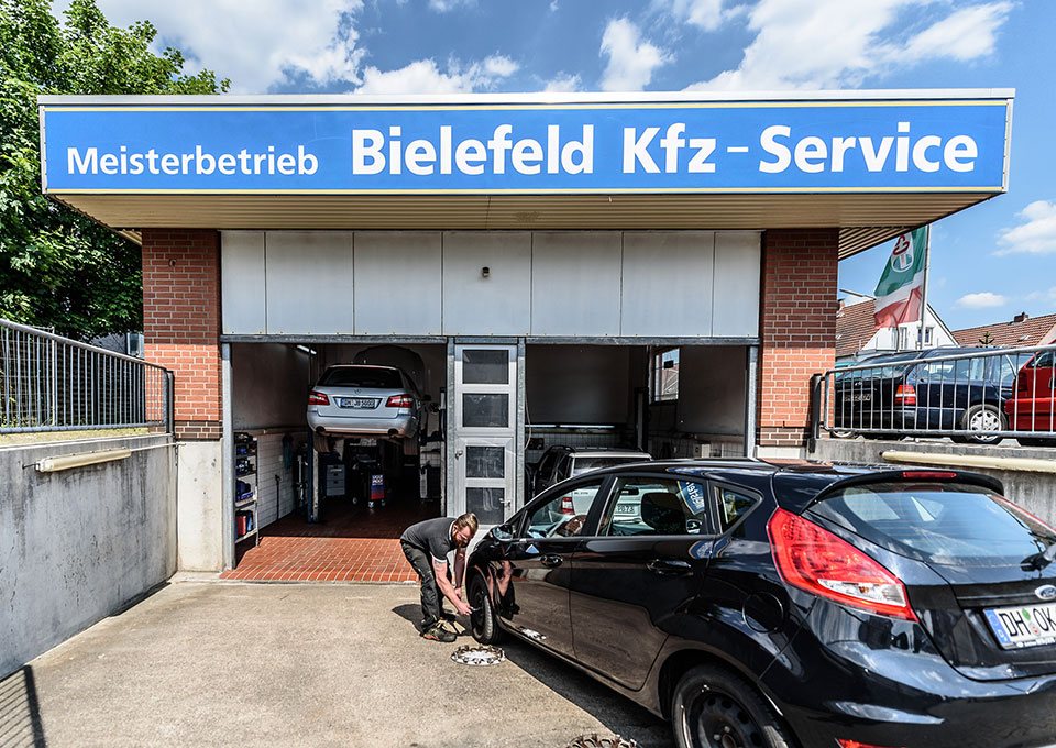 Einfahrt zur Kfz-Werkstatt von Peter Bielefeld in Delmenhorst